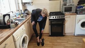 Chelsea's Black Platform Wedge Shoes (4K)
