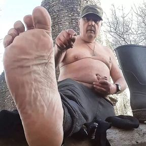 Fat &quot;Marcel&quot; stink feet from in his boots at the foot of a dungeon !