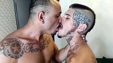 Comi um homem tatuado na sala da minha casa