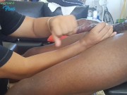 Siento a mi vecino en una silla para chupar y saborear su enorme gruesa verga hasta venirse