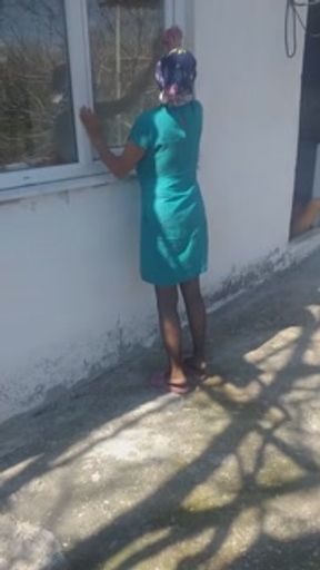 Eski model seksi olgun koy evinde cam silerken azdiriyor