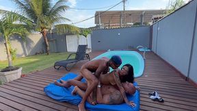 sendo a femea obediente de 2 machos no pelo.