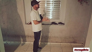Costureira safada não aguentou ver cliente de pau duro!