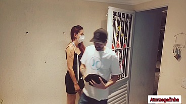 Costureira safada não aguentou ver cliente de pau duro!