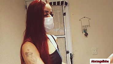 Costureira safada não aguentou ver cliente de pau duro!