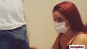 Costureira safada não aguentou ver cliente de pau duro!