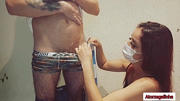 Costureira safada não aguentou ver cliente de pau duro!