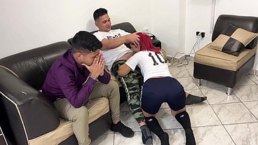 Mi Novio Pierde la Apuesta con su Amigo en El Partido de Futbol y Tuve Que ser Follada Como Puta Al Lado de El NTR Netorare