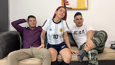 Mi Novio Pierde la Apuesta con su Amigo en El Partido de Futbol y Tuve Que ser Follada Como Puta Al Lado de El NTR Netorare
