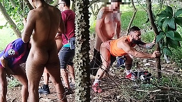 O que os homens fazem quando estão longe de suas esposas? Eles comem o cu de outros homens para fortalecer a amizade e aliviar a tesão.