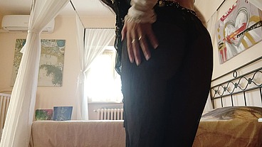a slow and very sensual dance ... a charge of sensuality and eroticism on a splendid body