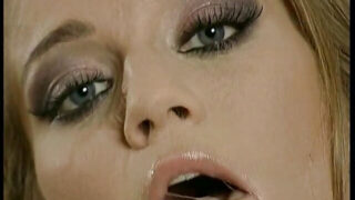 Gorąca MILF Rita Faltoyano dławi się wielkim kutasem Franka Guna podczas głębokiego gardła, zanim on wbije ją w ciasny tyłek