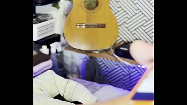 O massagista botou o pau pra for e bateu punheta cheirando sua cueca usada at&eacute_ gozar gostoso e falando muita putaria