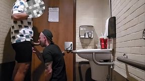 Levando pau grosso no banheiro do shopping!