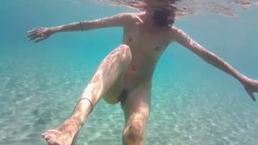 Exhibitionist Girlfriend Masturbating Underwater! Nudista Spiata Si Tocca in Acqua