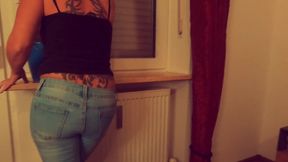 Beim Fenster putzen in die Jeans gepisst