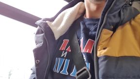 Megakrank! Süßes Mädchen bläst mitten im Zug einen Schwanz