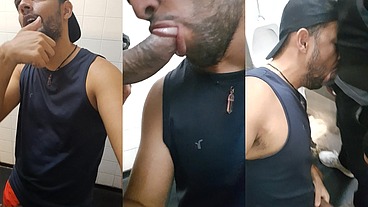 Trabalhadores sendo mamados por um gay no banheiro Público - 01