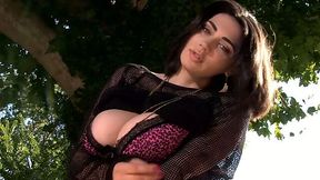 Fantastic brunette babe shows of her huge boobs in the garden