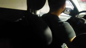 EXTRA�A ME SORPRENDE MASTURBANDOME EN EL COCHE EN ESTACIONAMIENTO PUBLICO DEL CENTRO COMERCIAL