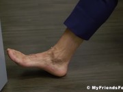 Muscular hunk Skyy Knox foot worshiped by his buddy in suit