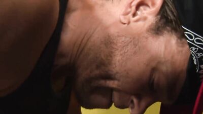 Cute bloke benda on the couch and gets fornicated by his roommate