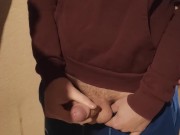 Парень дрочит и кончает на зеркало