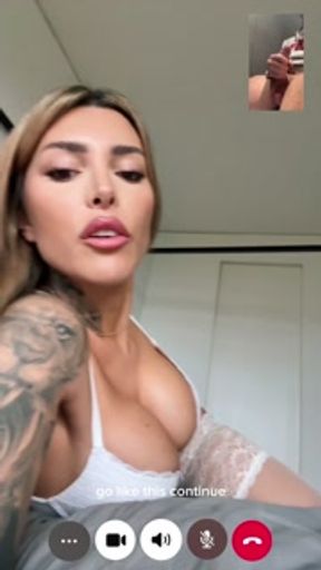 JOI ITALIANO - La stepmom Tami Tsunami lo fa sborrare in videochiamata nei bagni della scuola