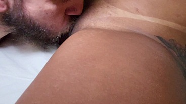 Ela esquentou a janta no fogão pra me dar a bucetinha quentinha