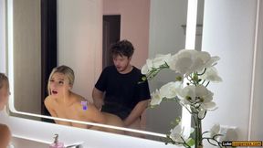 Blonde Anfängerin mit Riesentitten im Spiegel Doggy zerstört