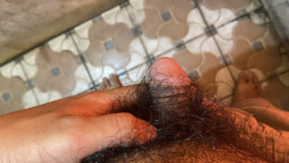 Masturbace, prstění, výstřik do pusy, černý, honění, obličej, webkamera, velký černý penis, koupelna – POV detailní záběr amatérské panny gay děvky masturbující