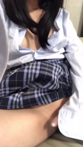 [Amateur] A girl who comes back from school and takes a self-portrait of masturbating in the room
