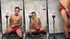 provando o pijama novo e a rola ficou dura