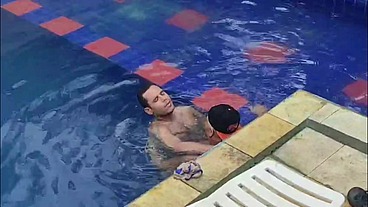 Machão sendo fodido em uma piscina por algum dinheiro