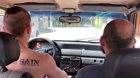 fui mostrar taubate para meu amigo ele me chupou no carro e fomos pra casa dar uma gozada