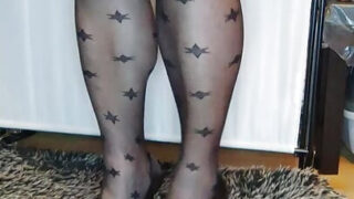 Lubben polsk transvestit i strømpebukser og høye hæler stryker den lille, uklippede kuk hans før hun knuller i rumpa