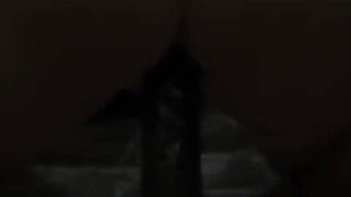 Närbild solo Brittisk amatör rider en enorm dildo-vibrator i hennes trånga röv