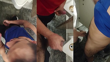 Um gay gostoso e com tesão no banheiro do shopping