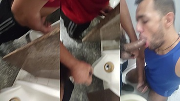 Um gay gostoso e com tesão no banheiro do shopping