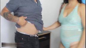 Madrastra cachonda ense&ntilde_a follar a su hijastro antes de que este por primera ves a su novia - Porno en Espa&ntilde_ol