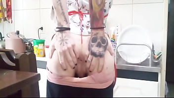 Sissy Mavka - dona de casa trans brincando na cozinha