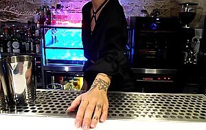 Owl crystal, sexet bartender suger den sidste gaests pik pa toilettet