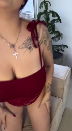 Amateur onlyfan shows off her tits
