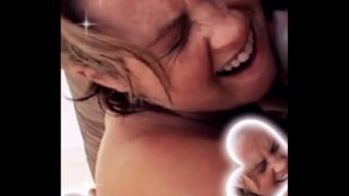 Kouření &#8211; amatérská oholená Britka Alexis May přijímá penis z análu do pusy