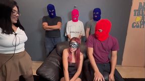 Hotwife flaquita es cogida en un Gangbang enfrente de su esposo