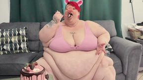 Planet-Sized Piggy Eats a Whole 5 Layer Cake HD