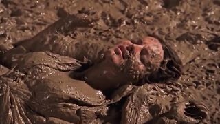 MUD CATFIGHT Relic Hunter S01 E07 - girls fight into the mud, Roberta Angelica,Tia Carrere SYDNEY FOX