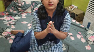 Cette salope dégoûtante lui lèche le cul avant de se faire enculer à fond et de se faire remplir le cul.