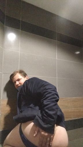 Jerking off in Public Toilet for Fans