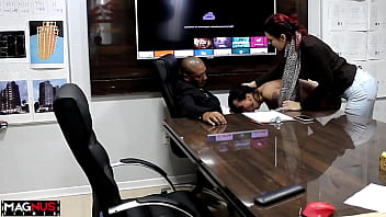 Empres&aacute_rio fodendo contadora gostosa no escrit&oacute_rio foi flagrado por sua mulher